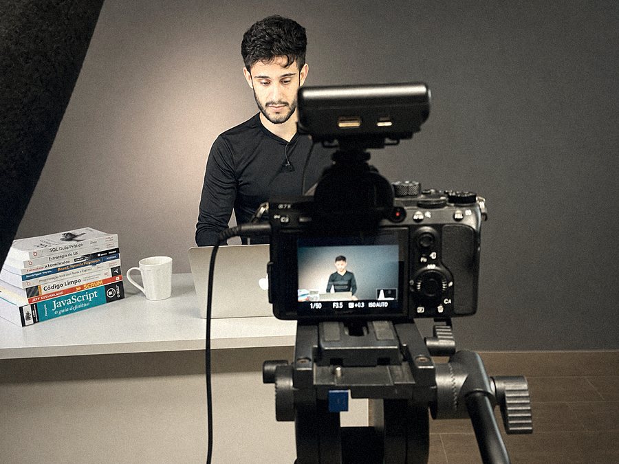 Câmera gravando Henrico em uma aula do MBA da Voitto